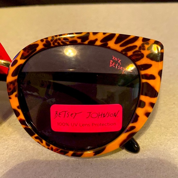Betsey Johnson sunglasses, NWT, leopard print/design, 100% UV PROTECTION. - Picture 16 of 16